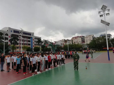 公司派出军事教员为 阳春市第三中学、 第五中学、八甲中学学生军训提供服务